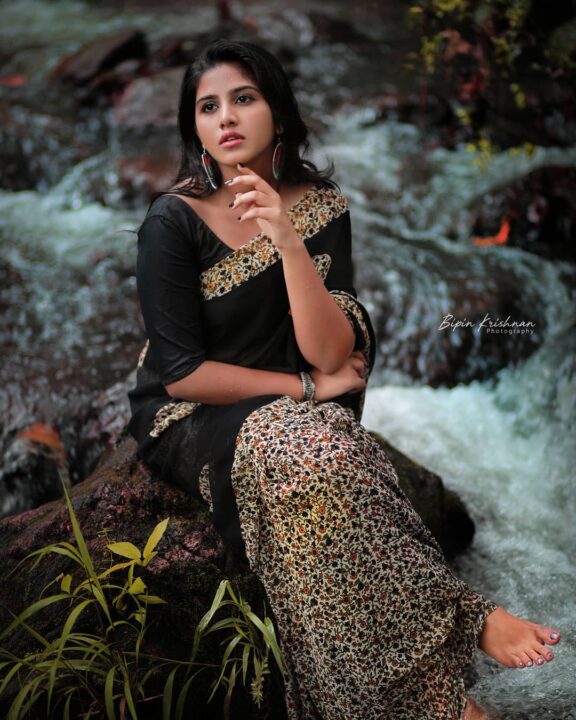 Maneesha Mahesh in saree photos by photographer Bipin Krishnan