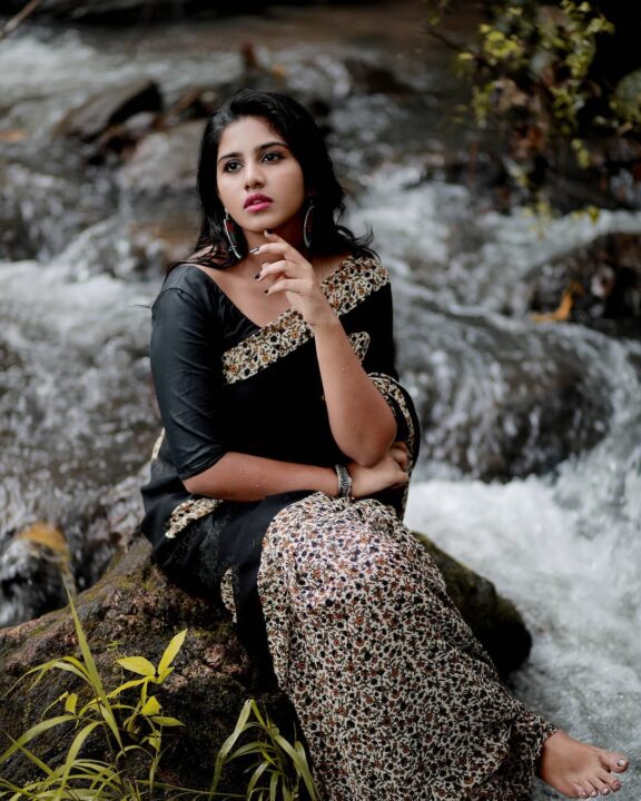 Maneesha Mahesh in saree pics by photographer Bipin Krishnan