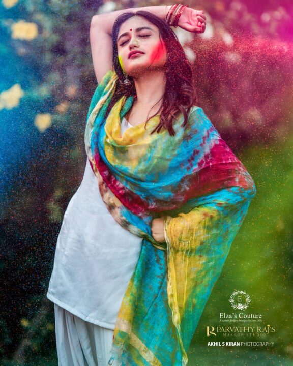 Sreelakshmi Sreekumar stills in multi colour Bandhani Dupatta