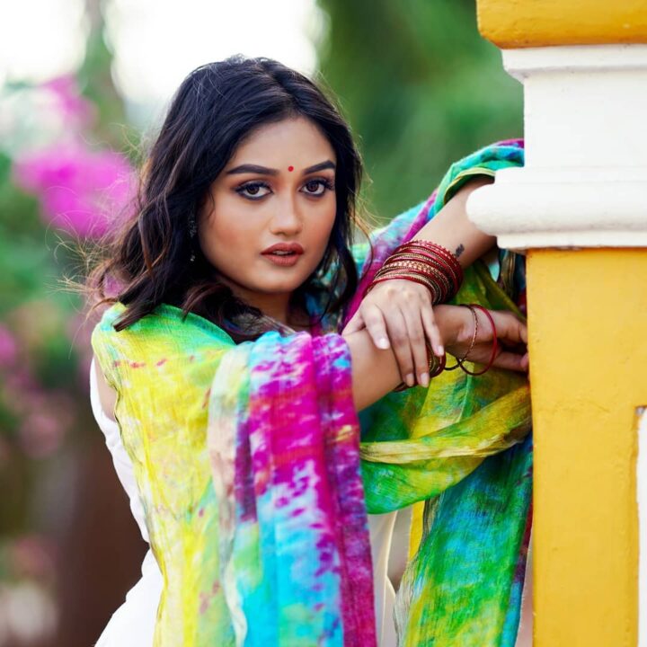 Sreelakshmi Sreekumar stills in multi colour Bandhani Dupatta