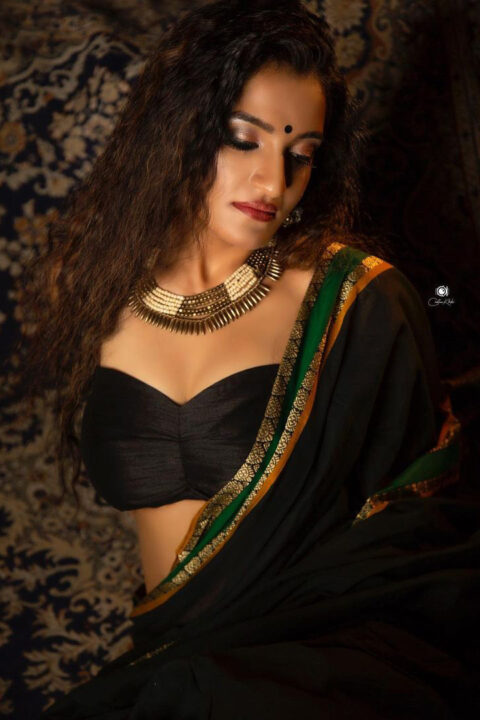 Sonia Naresh in black saree hot photos