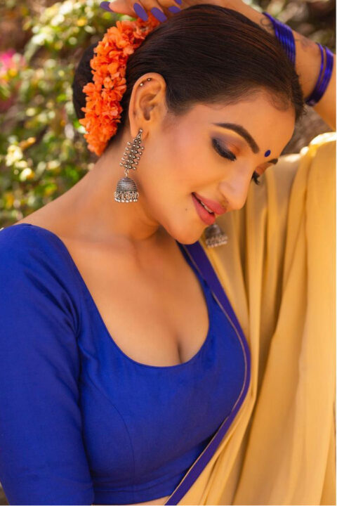 Sonia Naresh hot stills showing her cleavage