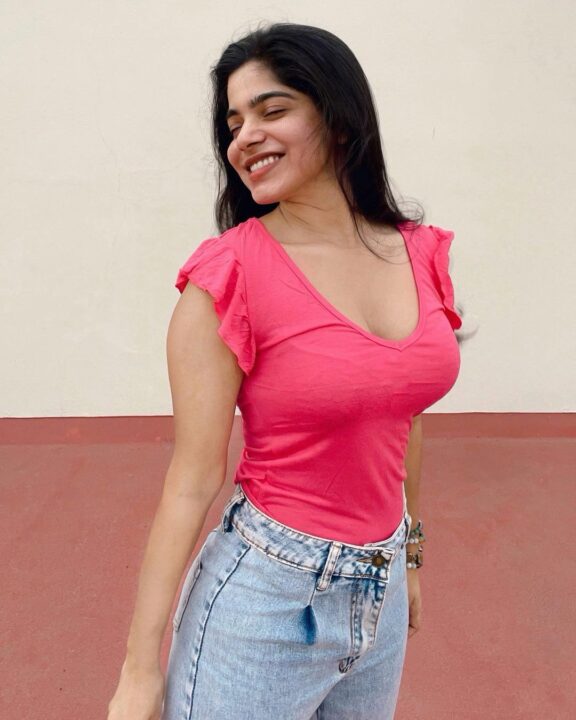 Overloaded cleavage pics of Divyabharathi in pink top