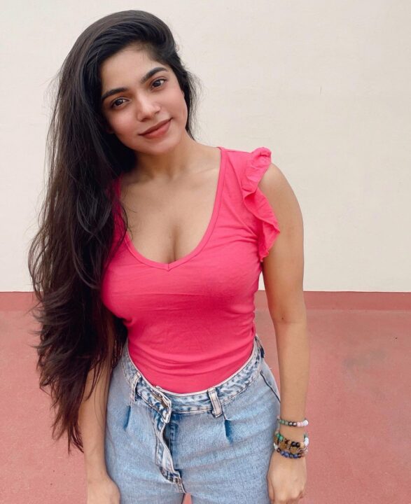 Overloaded cleavage pics of Divyabharathi in pink top