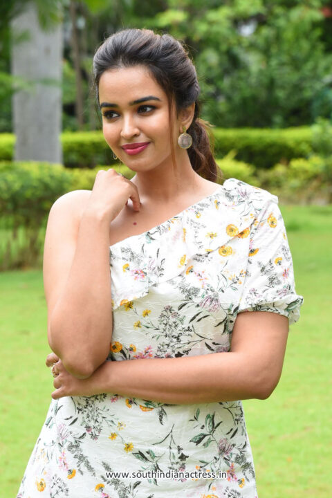 Pujita Ponnada stills at Aakasha Veedhullo Teaser Launch