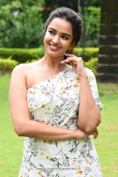 Pujita Ponnada stills at Aakasha Veedhullo Teaser Launch