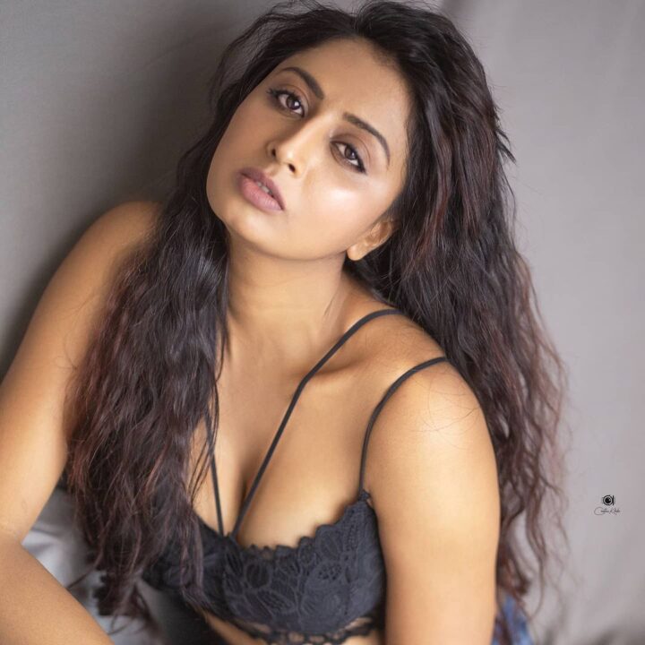 Shubha Raksha hot cleavage photos