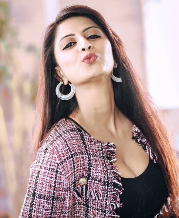 Shubha Raksha hot cleavage photos