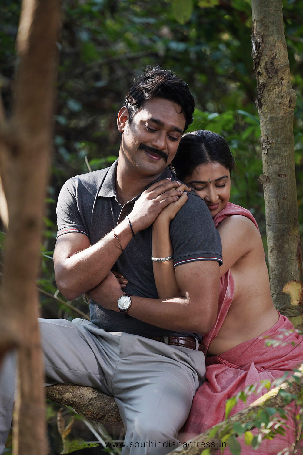 TV actress Farnaz Shetty hot stills in blouse-less saree from Telugu movie ...