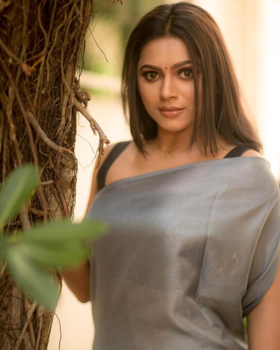 Delna Davis in grey jute saree photos