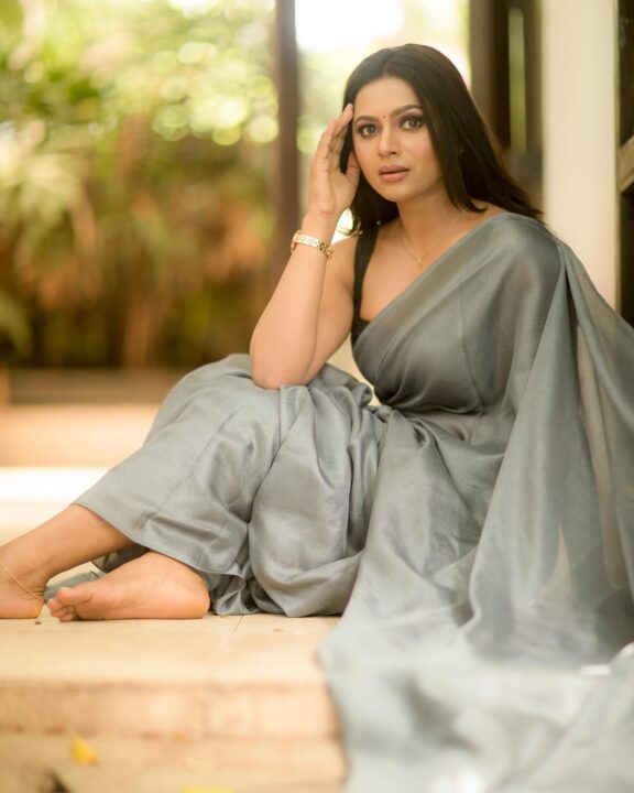 Delna Davis in grey jute saree photos