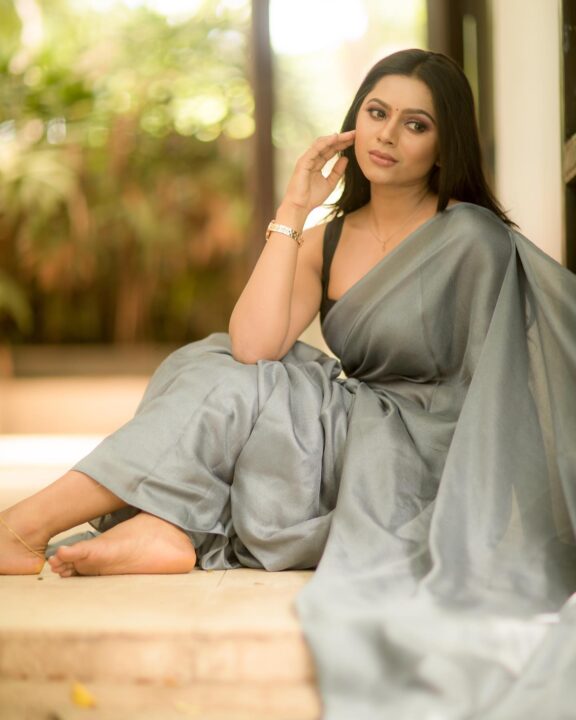 Delna Davis in grey jute saree photos