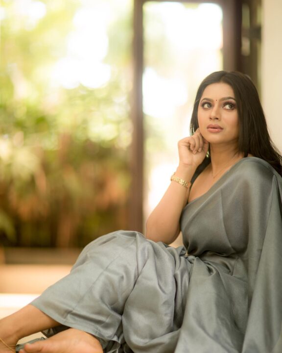 Delna Davis in grey jute saree photos