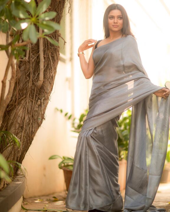 Delna Davis in grey jute saree photos