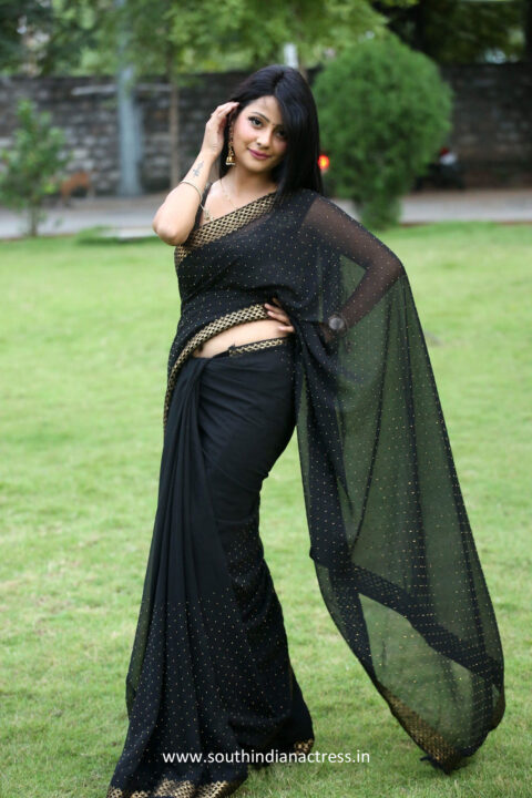 Shubhangi Pant navel pics in black saree