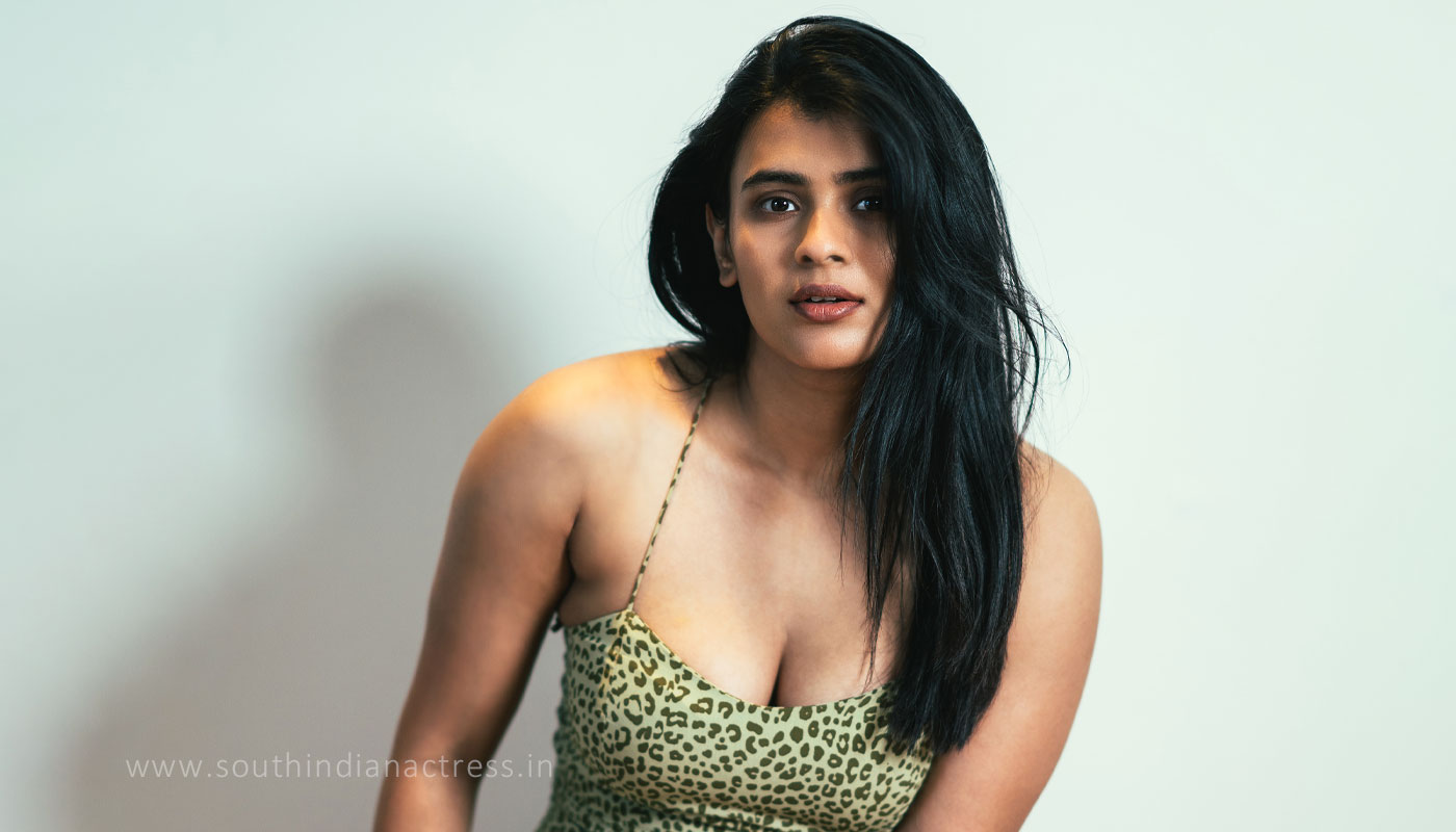 Hebah Patel hot cleavage HD stills - South Indian Actress. 