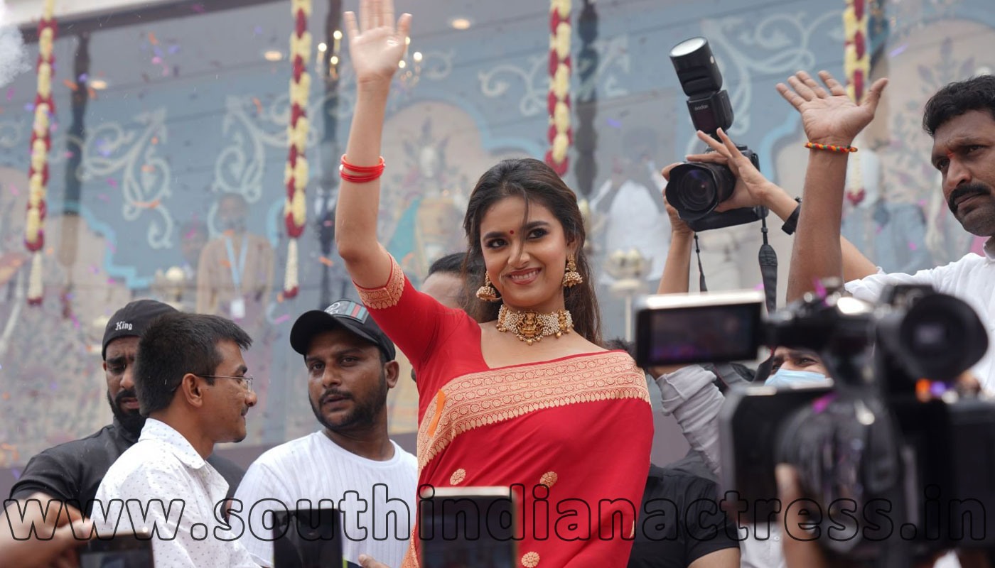 Keerthy Suresh in traditional Red Saree