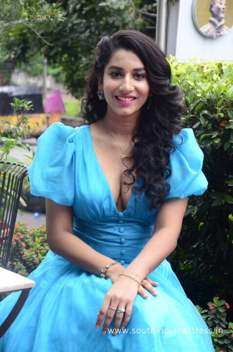 Vishnupriya Bhimeneni cleavage stills at The Baker and the Beauty
