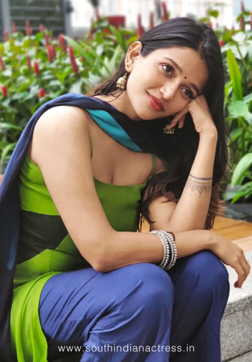 Anaika Soti glamours photos in green front slit kurti