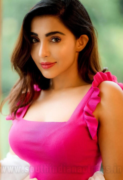 Parvati Nair in pink top photoshoot stills