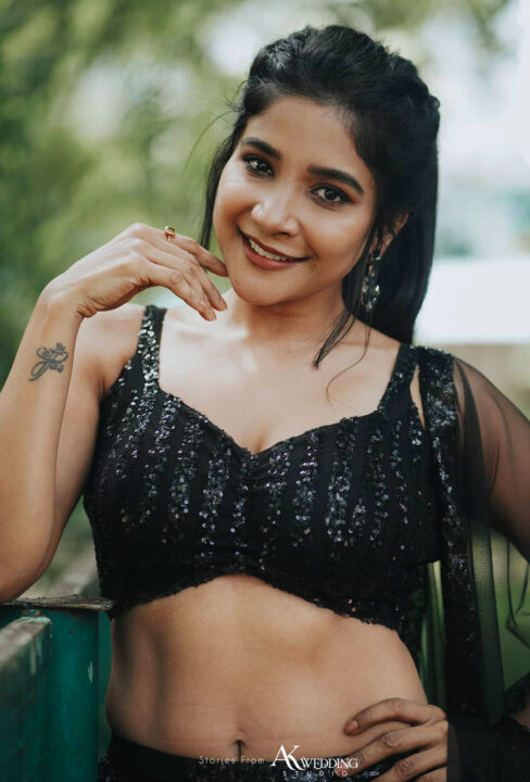 Sakshi Agarwal hot navel photos in black sequin lehenga