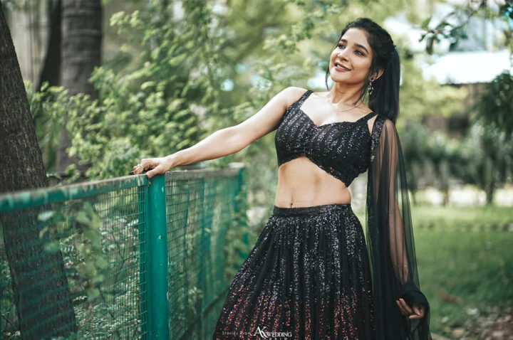 Sakshi Agarwal navel stills in black sequin lehenga
