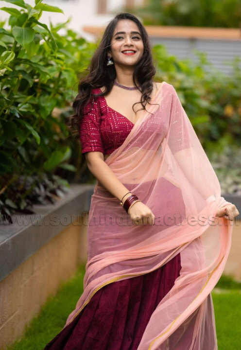 Deepthi Sunaina in half saree photoshoot stills