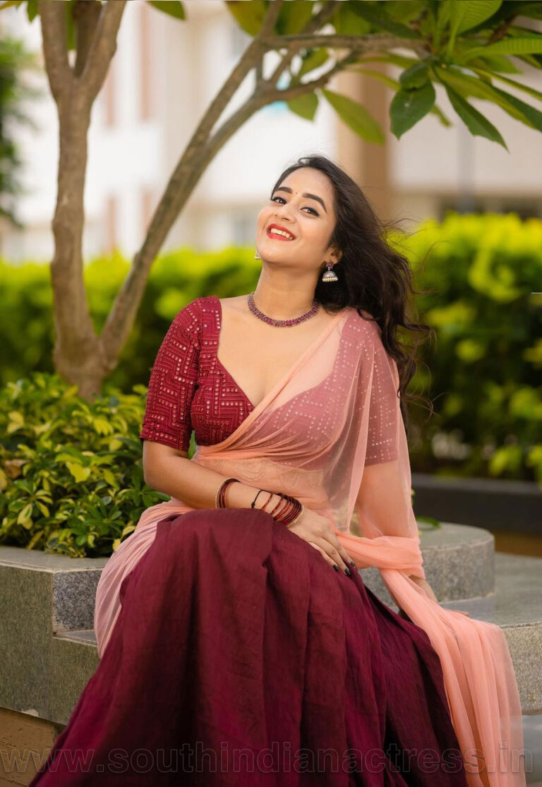 Deepthi Sunaina in half saree photoshoot stills - South Indian Actress