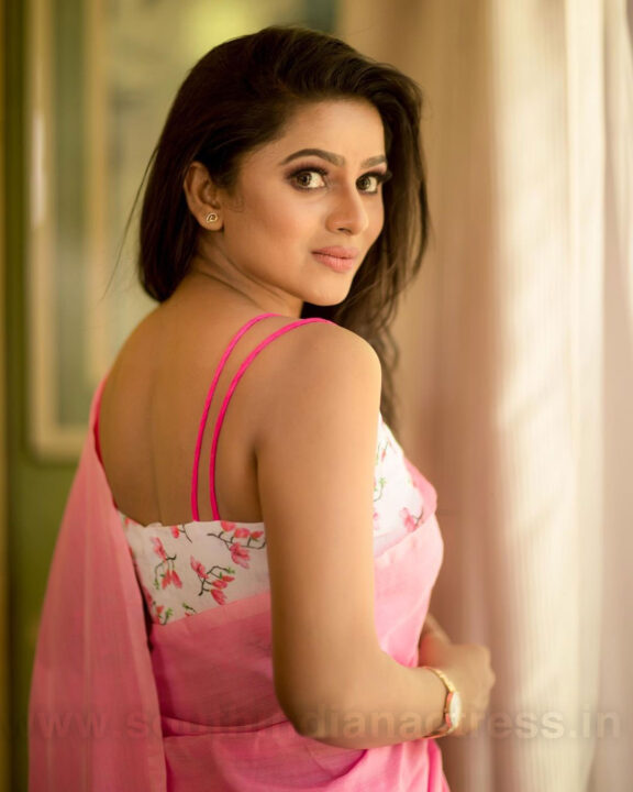 Delna Davis in pink saree photos