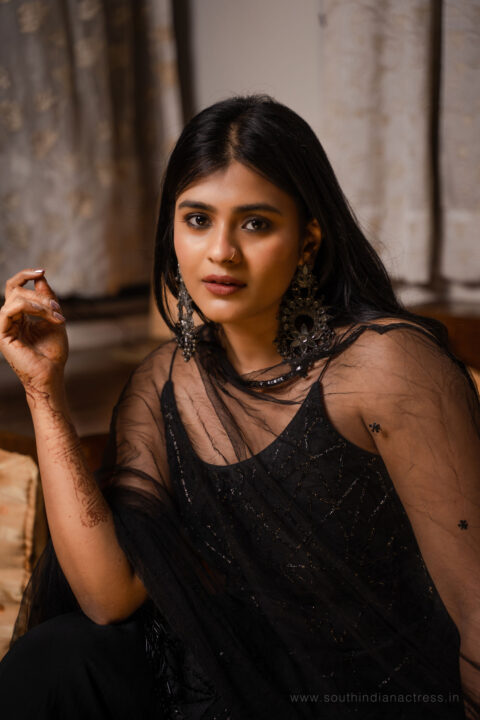 Hebah Patel in black kurthi at Santosham 2021 – HD photos