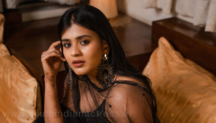 Hebah Patel in black kurthi at Santosham 2021