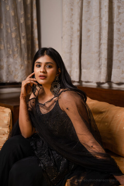 Hebah Patel in black kurti at Santosham 2021 – HD photos