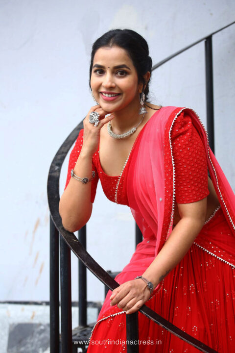 Sasivadane actress Komalee Prasad in red half saree