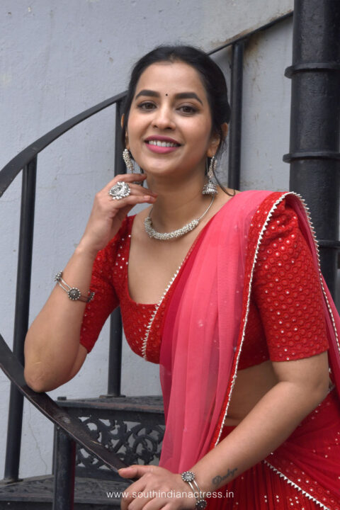 Sasivadane actress Komalee Prasad in red half saree