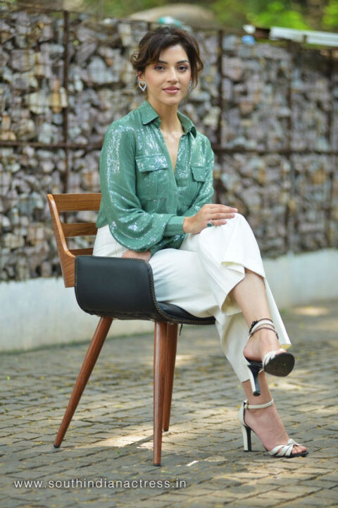 Mehreen Pirzada stills at Manchi Rojulochaie Movie Interview