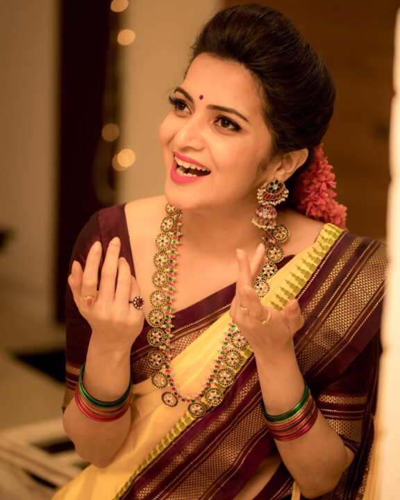 Dhivyadharshini Neelakandan in Kanchipuram silk saree