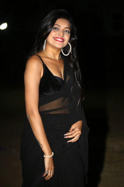 Maahi Mallhotra hot cleavage stills in black saree