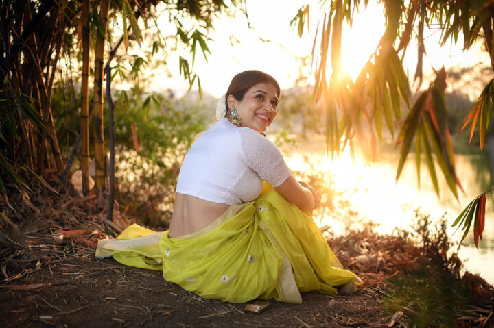 Shraddha Das hot stills in Lime Green Handwoven Pure Chanderi Saree