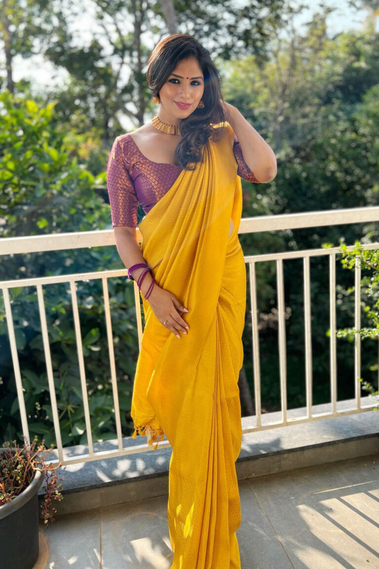 Roshni Vineeth in silk banarasi saree photos - South Indian Actress