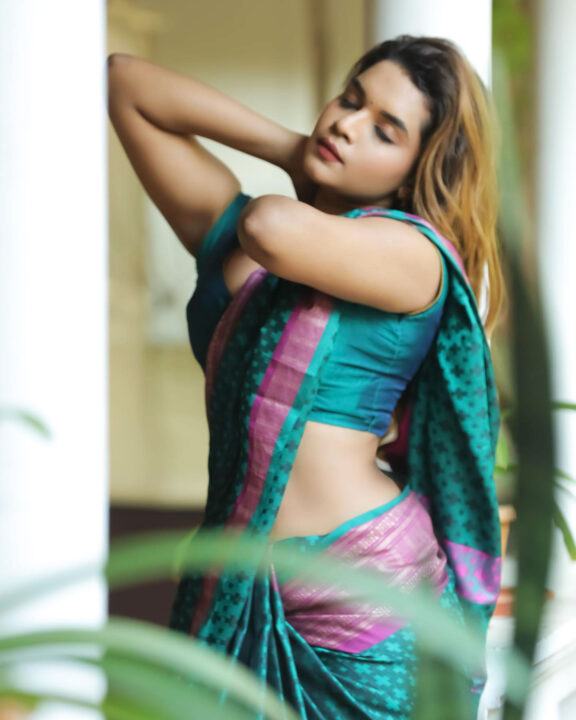 Veena Jessi hot curvy body in saree
