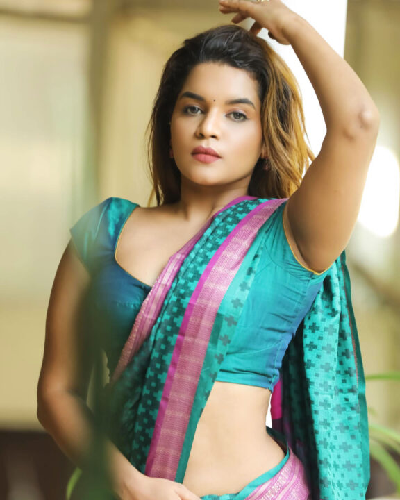 Veena Jessi hot curvy body in saree