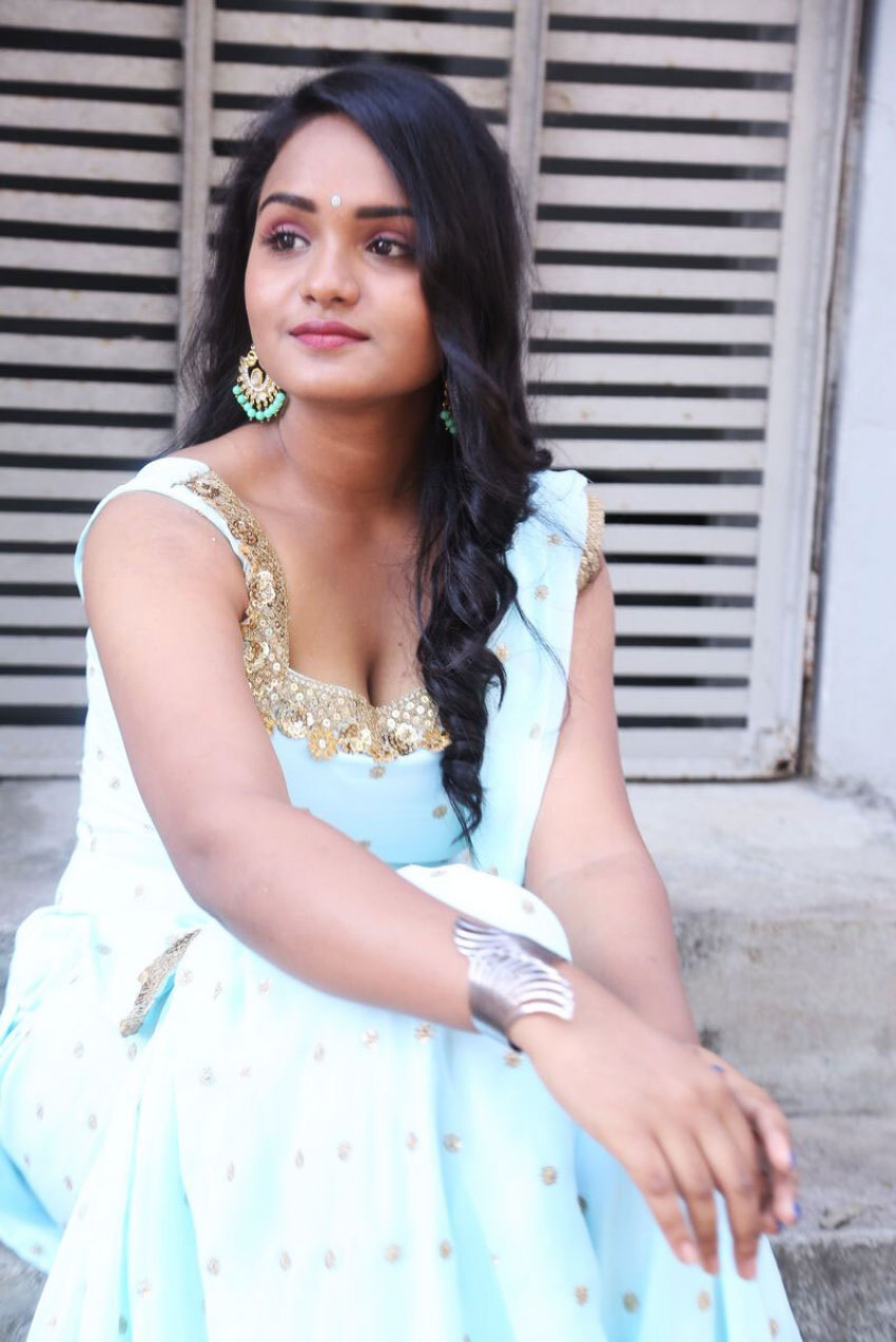 850px x 1273px - Madhu Priya hot cleavage stills - South Indian Actress