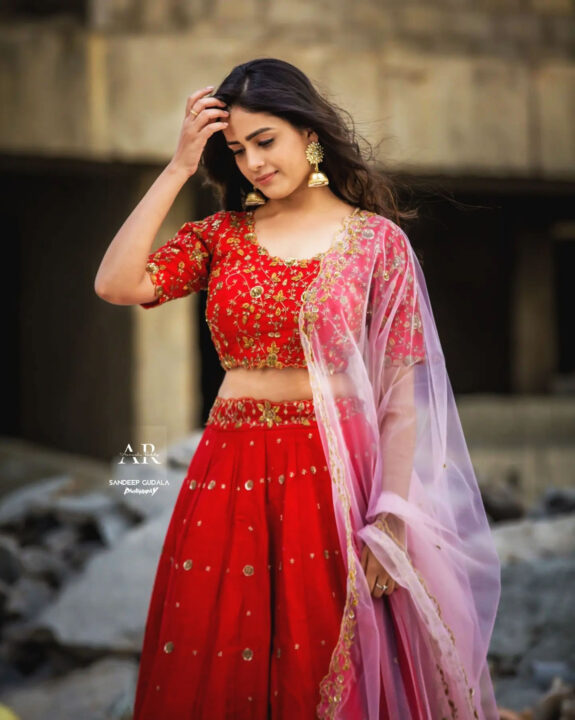 Thanuja Puttaswamy wearing red lehenga styled by Aarushi Reddy
