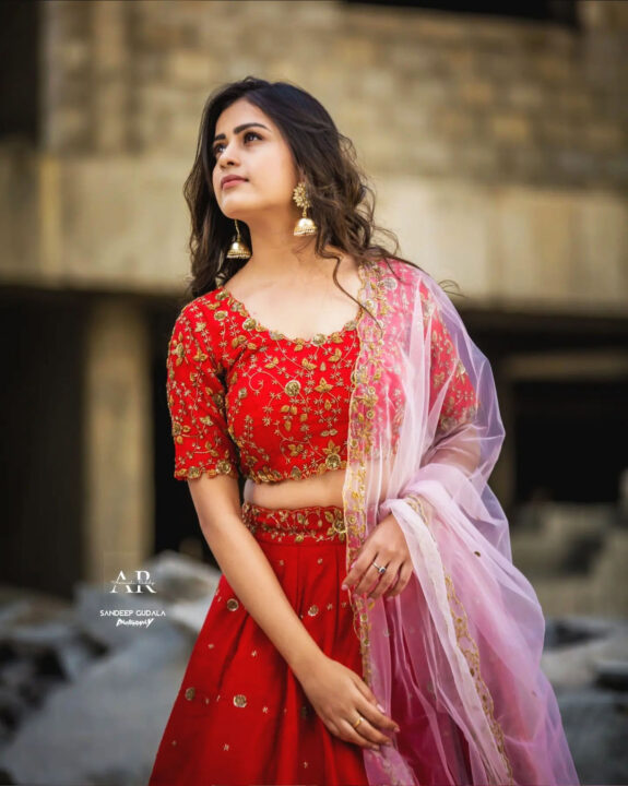 Thanuja Puttaswamy wearing red lehenga styled by Aarushi Reddy