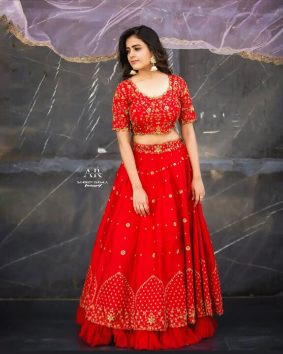 Thanuja Puttaswamy wearing red lehenga styled by Aarushi Reddy