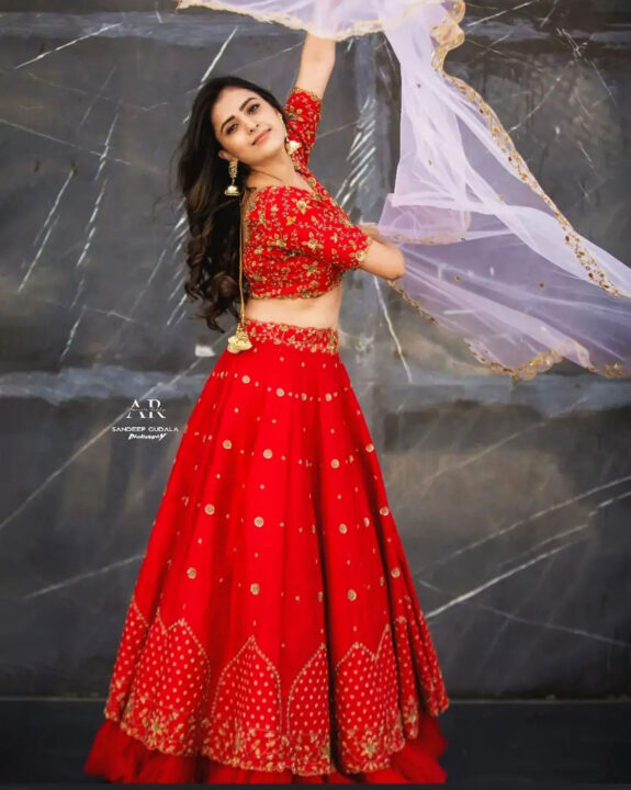 Thanuja Puttaswamy wearing red lehenga styled by Aarushi Reddy