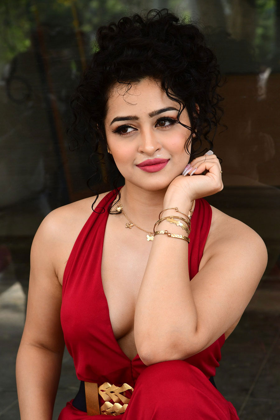 Apsara Rani hot cleavage showing stills - South Indian Actress