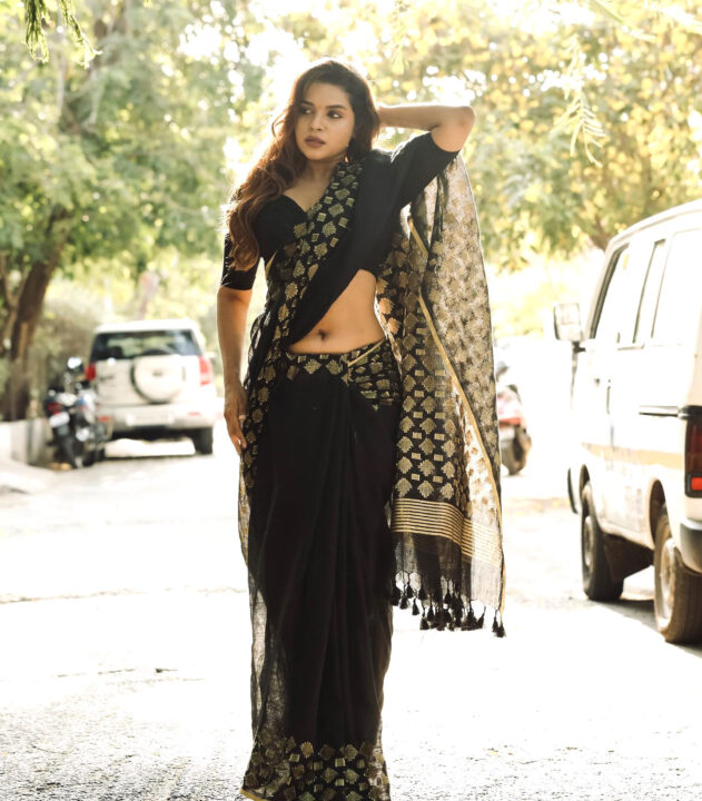 Veena Jessi navel stills in black saree