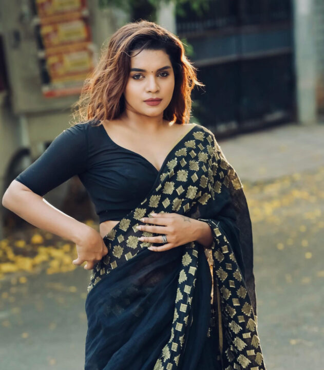 Veena Jessi navel stills in black saree