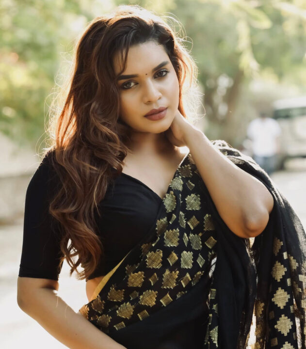 Veena Jessi navel stills in black saree